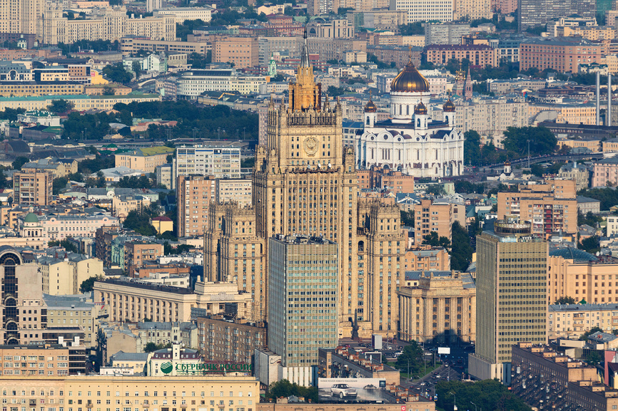 Панорамный вид сверху на высотное здание Министерства иностранных дел и Храм Христа Спасителя в центре города Москвы © Николай Винокуров / Фотобанк Лори