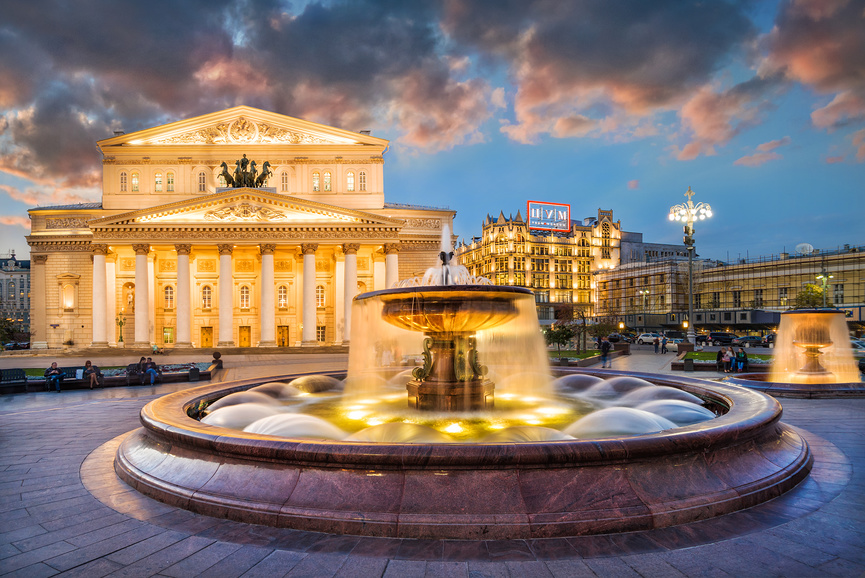Большой театр и фонтаны. The Bolshoi Theater and fountains © Baturina Yuliya / Фотобанк Лори 