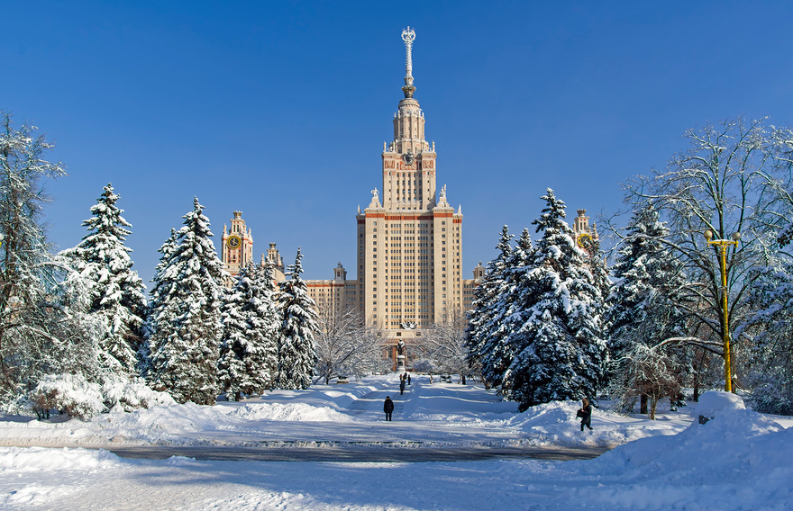 Вид на Главное здание Московского университета. Солнечный день в феврале © Сергей Рыбин / Фотобанк Лори
