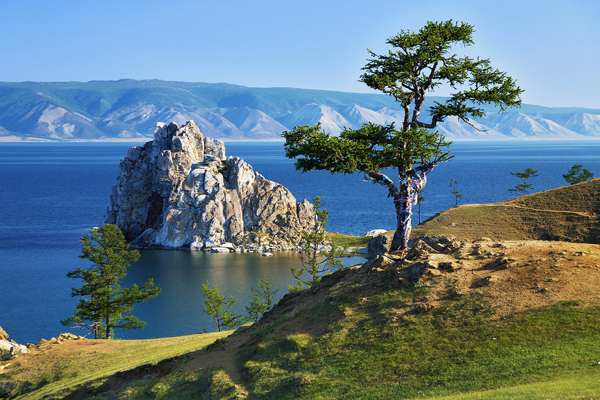 Дерево желаний на мысе Бурхан острова Ольхон на Байкале © Михаил Марковский / Фотобанк Лори