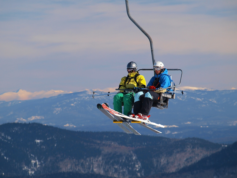 Два лыжника сидят на подъемнике на горнолыжном курорте Шерегеш © Алексей Кокоулин / Фотобанк Лори