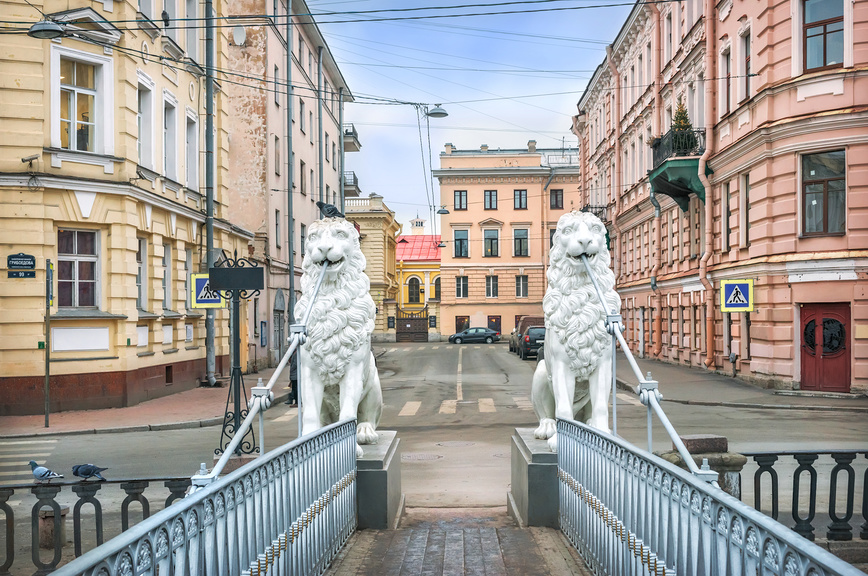 Белые скульптуры львов на Львином мосту через канал Грибоедова в Санкт-Петербурге © Baturina Yuliya / Фотобанк Лори