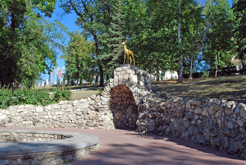Символ Самары — коза в Струковском саду над гротом. Самара © Глазков Владимир / Фотобанк Лори