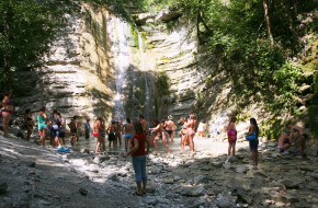 Туристы у одного из Пшадских водопадов © Наталья Волкова / Фотобанк Лори
