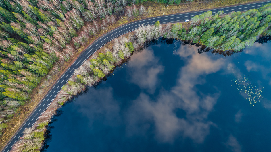 Вид сверху на лес, озеро и автодорогу. Карелия © Сергей Цепек / Фотобанк Лори