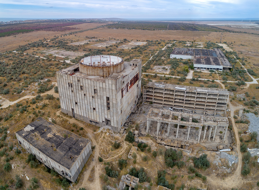 На заброшенной Крымской АЭС. Вид с сверху. Крым © Геннадий Соловьев / Фотобанк Лори