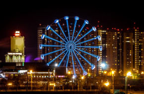 Ночной вид в центре Челябинска. Панорама города Челябинск, колесо обозрения ночью © Евгений Бобков / Фотобанк Лори