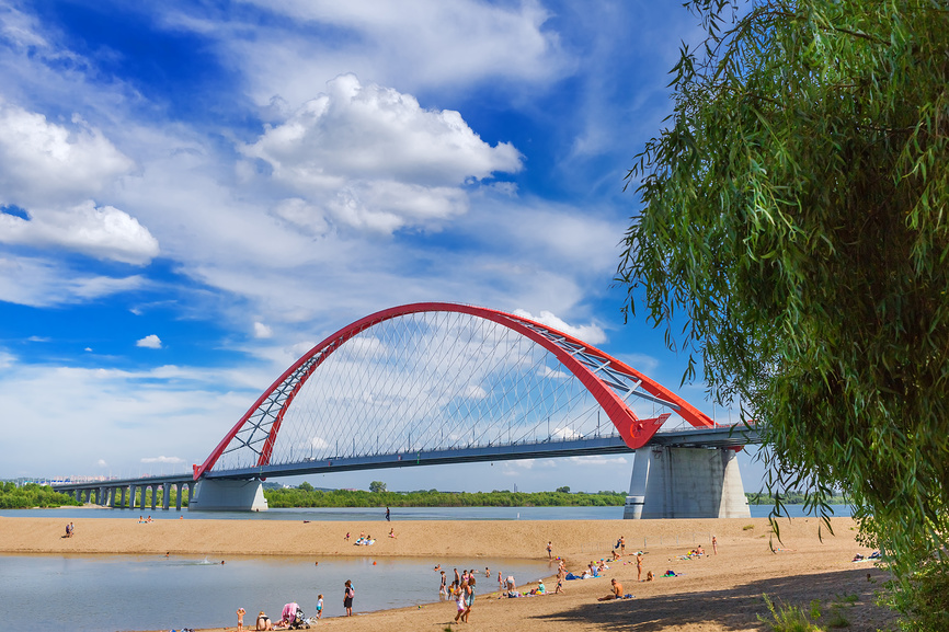 Вид на реку Обь, Бугринский мост и пляж. Новосибирск, Сибирь, Россия © Евгений Мухортов / Фотобанк Лори