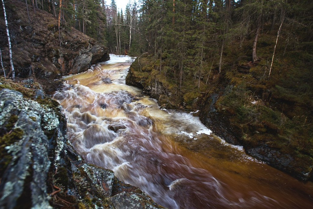 Бурное течение реки Юрюзань. Автор Nilolya. Лицензия Creative Commons Attribution-Share Alike 4.0 International.