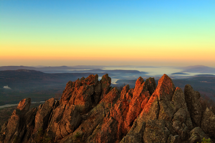 Рассвет в горах. Вид с двуглавой сопки, хребет Таганай © Андрей Брусов / Фотобанк Лори