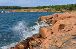 Waves of Baltic Sea and rocky coast of Aland Islands © Валерия Попова / Фотобанк Лори
