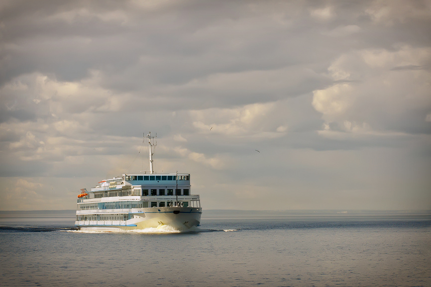 Круизный лайнер на воде Онежского озера © Илья Малов / Фотобанк Лори