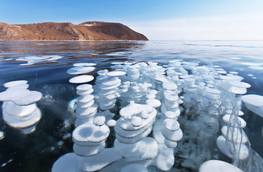 Байкал. Красивый синий лед с круглыми слоями пузырей донных газов © Виктория Катьянова / Фотобанк Лори