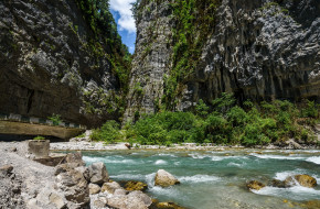 Абхазия. Горная река с видом на горы «Каменный мешок» © Игорь Низов / Фотобанк Лори