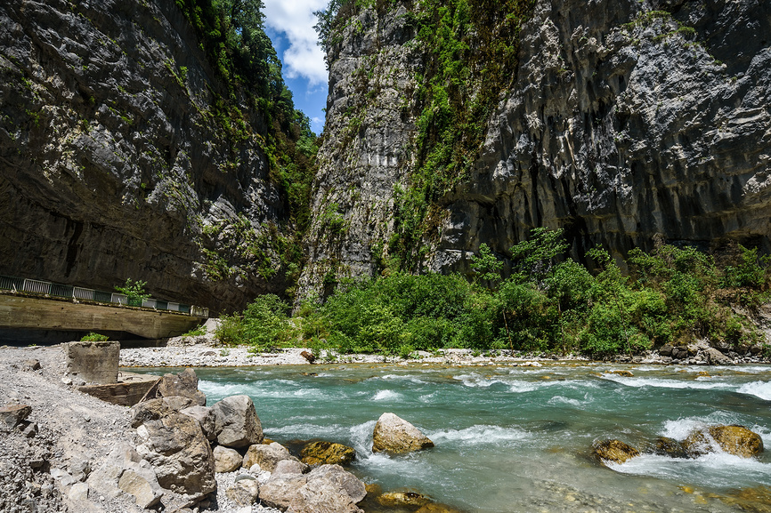 Абхазия. Горная река с видом на горы «Каменный мешок» © Игорь Низов / Фотобанк Лори