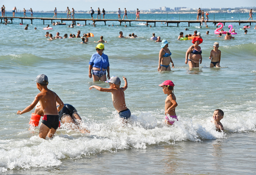 Черноморский курорт Анапа. Дети купаются в волнах у берега летом © Овчинникова Ирина / Фотобанк Лори