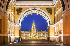 Триумфальная арка у Дворцовой площади в Санкт-Петербурге и Новогодняя ель © Baturina Yuliya / Фотобанк Лори