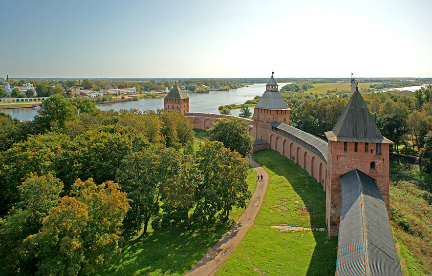 Вид на крепостную стену с башни Кокуй, Великий Новгород © Самохвалов Артем / Фотобанк Лори 
