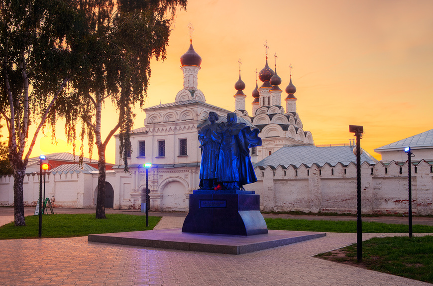 Муром. Памятник Петру и Февронии на фоне монастыря на закате © Литвяк Игорь / Фотобанк Лори