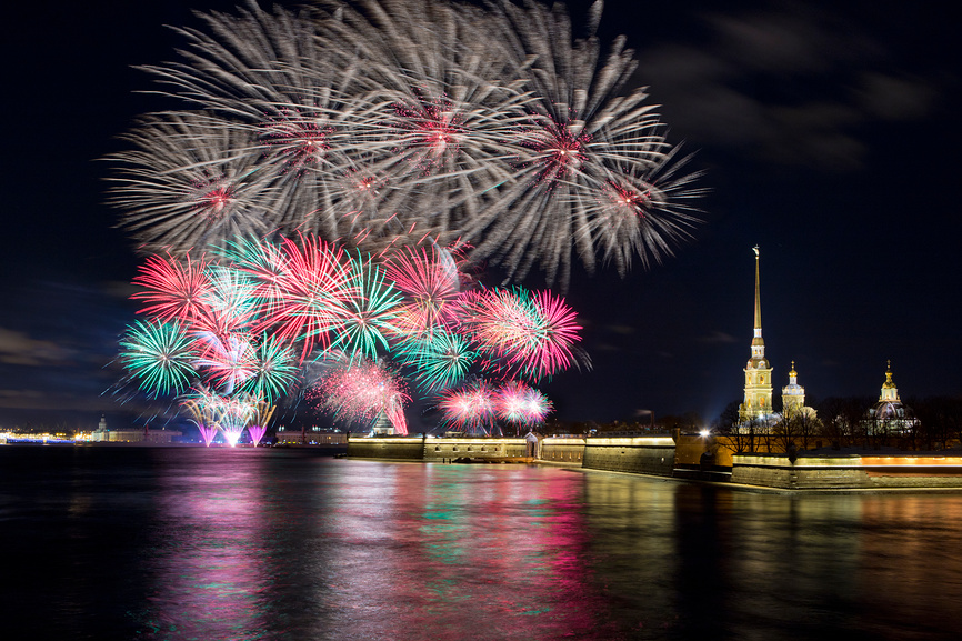 Санкт-Петербург. Праздничный салют на фоне Петропавловской крепости © Литвяк Игорь / Фотобанк Лори