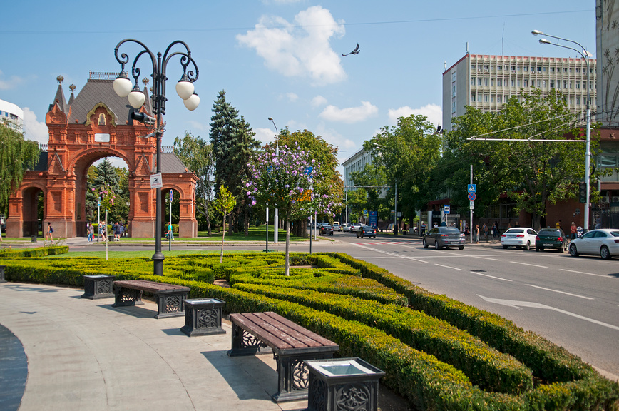 Краснодар, улица Красная и сквер с видом на Триумфальную арку © Игорь Архипов / Фотобанк Лори