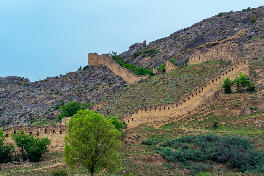 Средневековая крепостная стена и башня на склоне горы, крепость Шамиля (Гуниб) в Дагестане © Евгений Харитонов / Фотобанк Лори