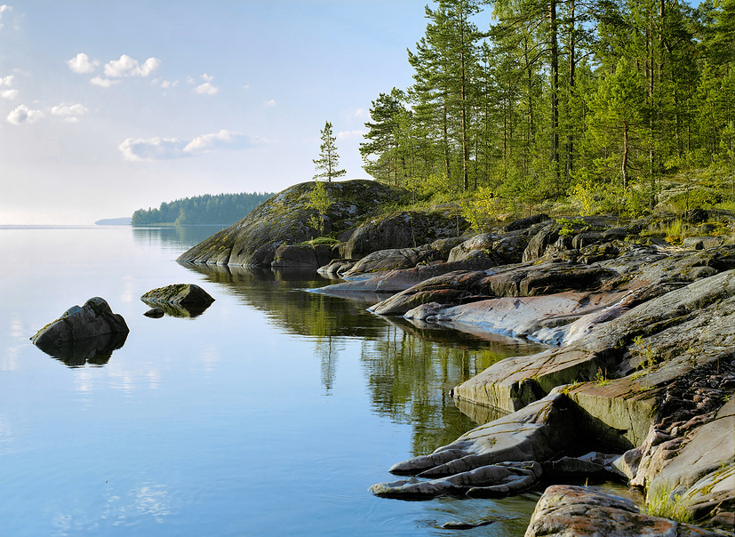 Каменные берега Ладожского озера утром © Михаил Марковский / Фотобанк Лори
