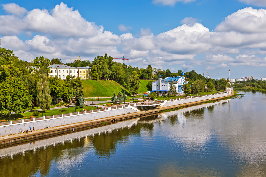 Вид на реку, парк и Гребную базу с моста через реку Сож. Гомель. Беларусь © Сергей Афанасьев / Фотобанк Лори