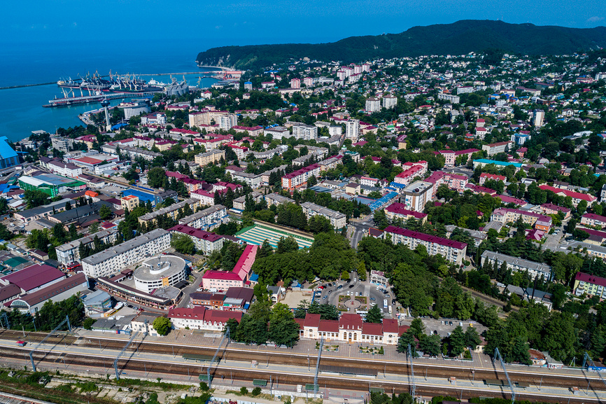 Туапсе, вид сверху на центральную часть города и железнодорожный вокзал © glokaya_kuzdra / Фотобанк Лори