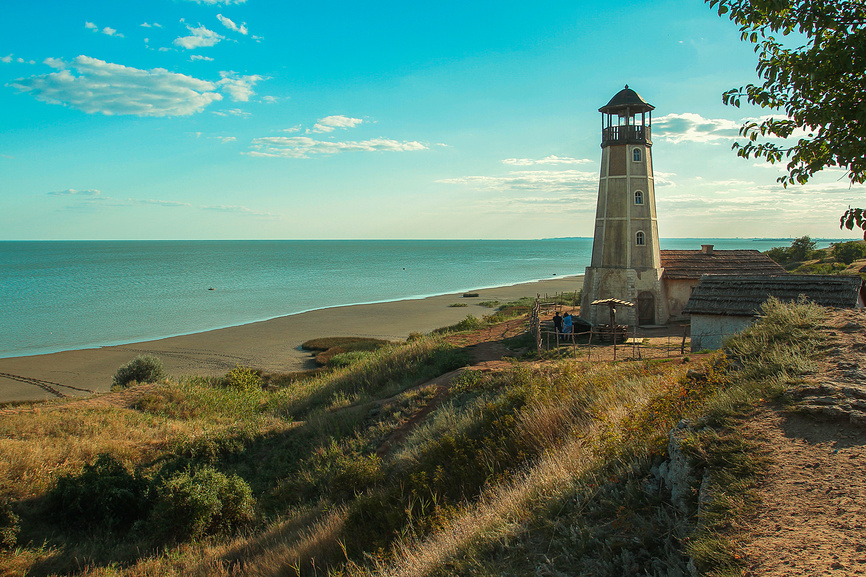 Маяк на берегу Азовского моря летом © Евгений Фурсов / Фотобанк Лори