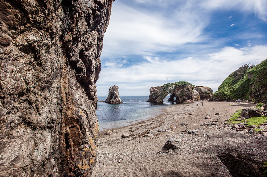 Каменные арки мыса Птичий (Великан) на острове Сахалин © Поволкович Федор / Фотобанк Лори