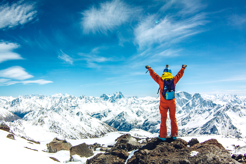 Счастливый сноубордист на фоне заснеженных гор © Юрий Коваль / Фотобанк Лори