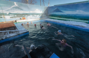 Люди купаются в бассейне с термальной минеральной водой © А. А. Пирагис / Фотобанк Лори