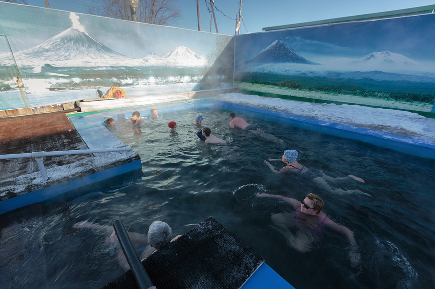 Люди купаются в бассейне с термальной минеральной водой © А. А. Пирагис / Фотобанк Лори