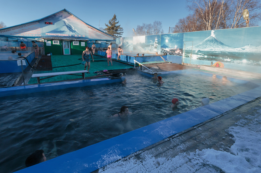  Люди купаются в бассейне с термальной минеральной водой © А. А. Пирагис / Фотобанк Лори
