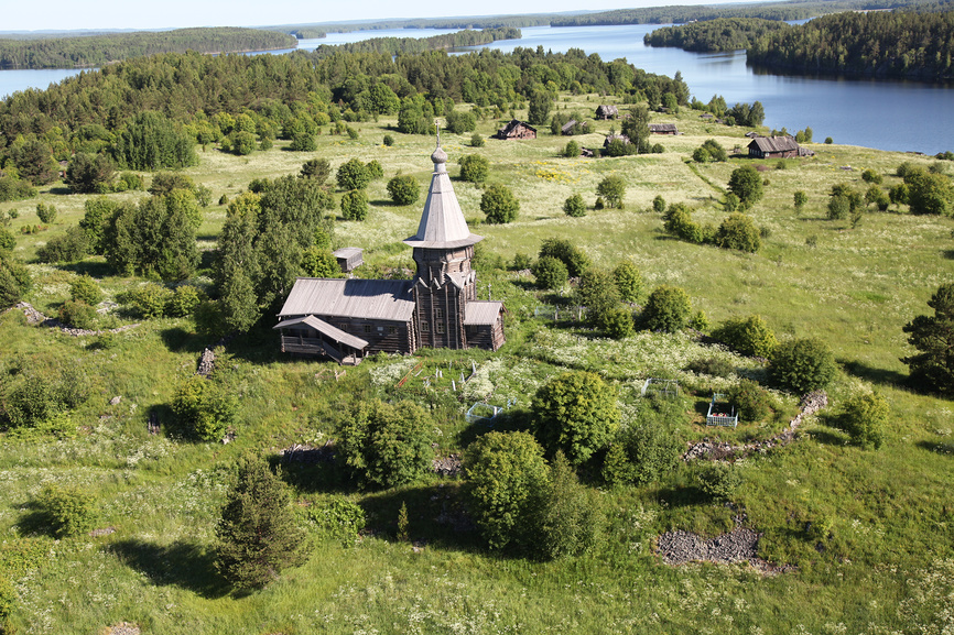 Церковь на острове на озере Сандал в Карелии с высоты © Потехин Сергей / Фотобанк Лори