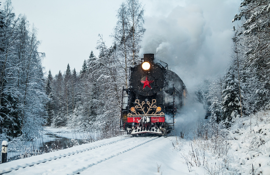 Ретро-поезд "Рускеальский экспресс" идет по зимнему лесу. Карелия © Сергей Цепек / Фотобанк Лори