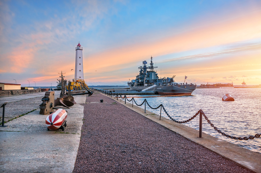 Маяк в Кронштадте Ship at the pier near the lighthouse in Kronstadt © Baturina Yuliya / Фотобанк Лори