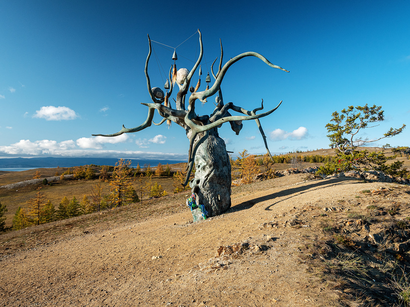 Озеро Байкал осенью. Скульптура Хранителя озера Байкал на острове Ольхон © Евгений Романов / Фотобанк Лори