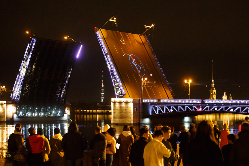 Санкт-Петербург. Дворцовый мост. Фестиваль «Поющие мосты» © Евгений Кашпирев / Фотобанк Лори