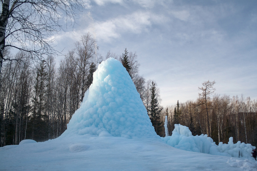 Ледяной фонтан в лесу © Александр Цуркан / Фотобанк Лори