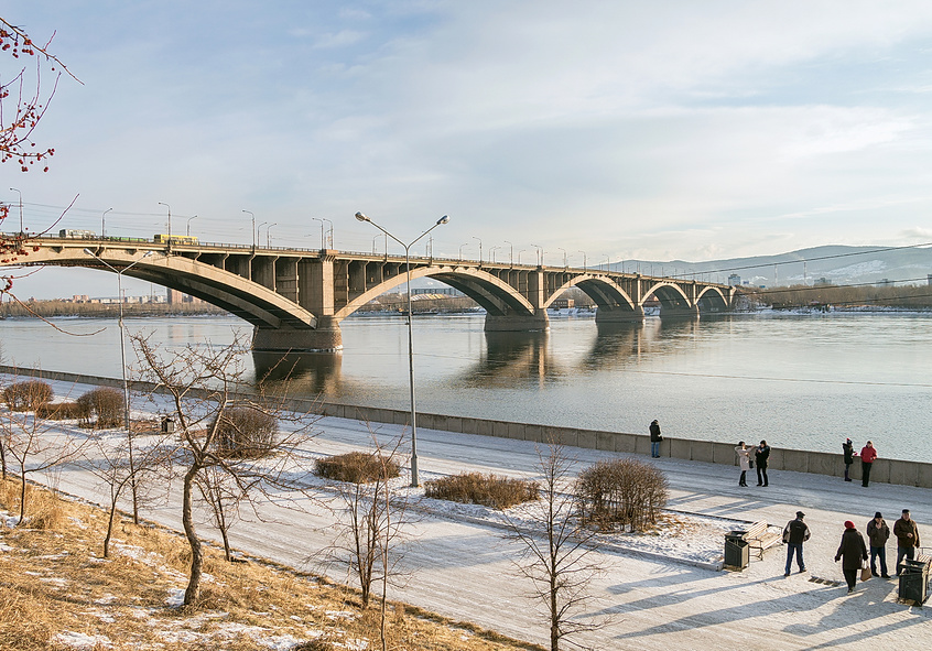 Красноярск. Зимняя набережная и Коммунальный мост через Енисей © Светлана Попова / Фотобанк Лори