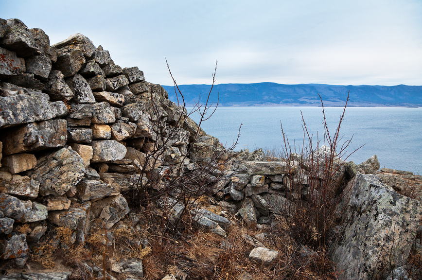 Байкал. Курыканская стена на мысе Хоргой, остров Ольхон © Виктория Катьянова / Фотобанк Лори