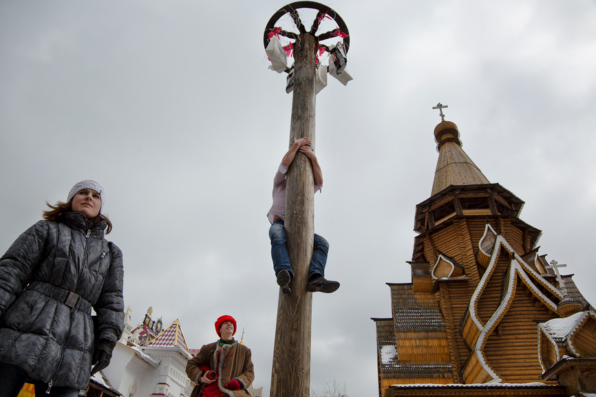 Масленичные забавы на площади в Измайловском кремле в праздник Масленицы, Москва © Николай Винокуров / Фотобанк Лори