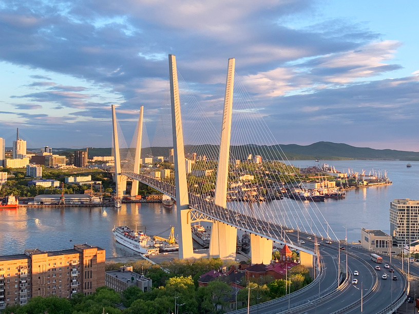 Россия, Владивосток. Золотой мост в лучах заходящего солнца в мае © Овчинникова Ирина / Фотобанк Лори