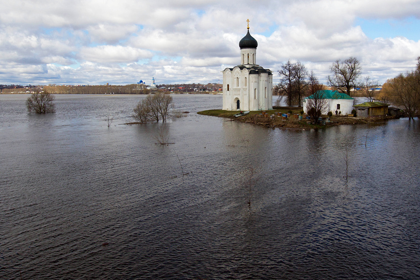 Церковь Покрова на Нерли во время весеннего разлива рек Клязьмы и Нерли  © Alexander Nesterov / Фотобанк Лори