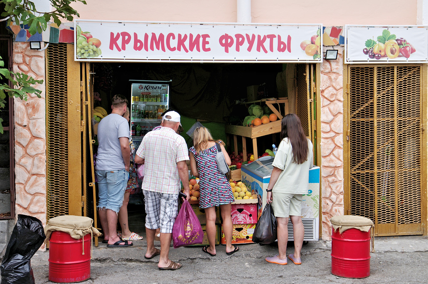 Крым, Ялта. Городской пейзаж. Люди покупают крымские фрукты © Илюхина Наталья / Фотобанк Лори