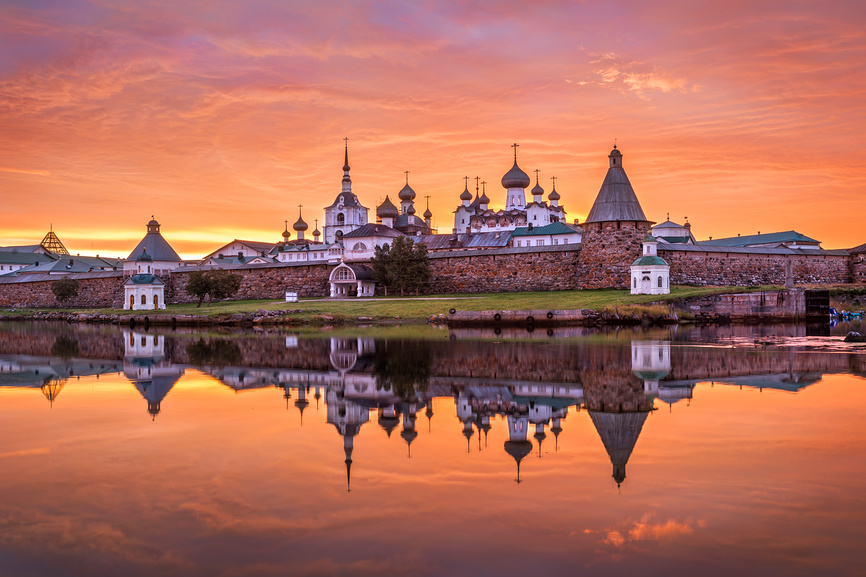 Соловецкий монастырь под красивым оранжевым небом рассвета © Baturina Yuliya / Фотобанк Лори